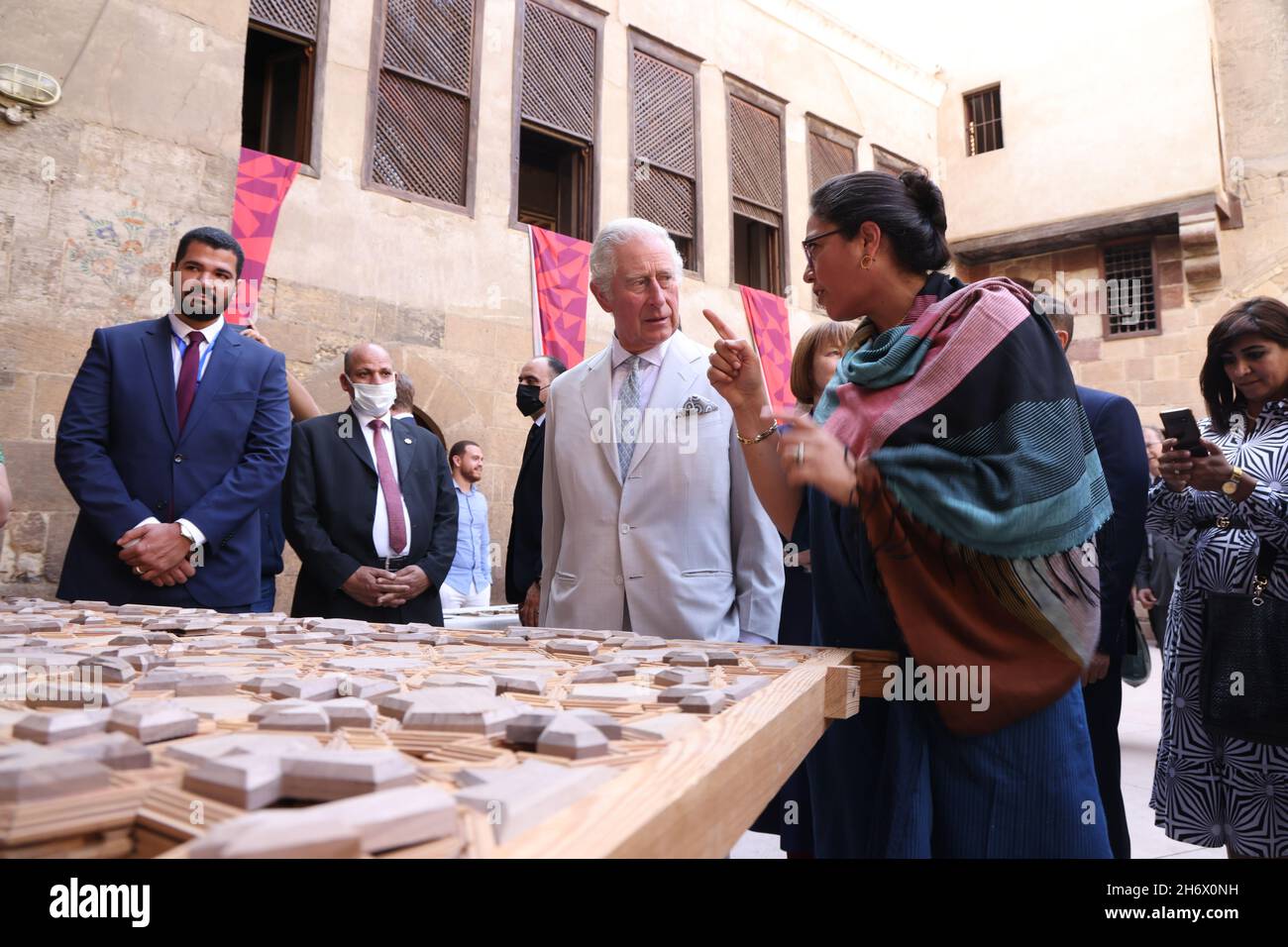 Le Prince de Galles (au centre) visite Beit al-Razzaz, un atelier d ...