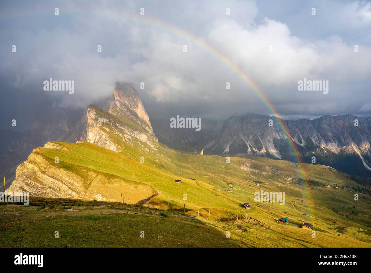 Vue sur l'arc-en-ciel sur le pic de Seceda dans les Dolomites. Banque D'Images