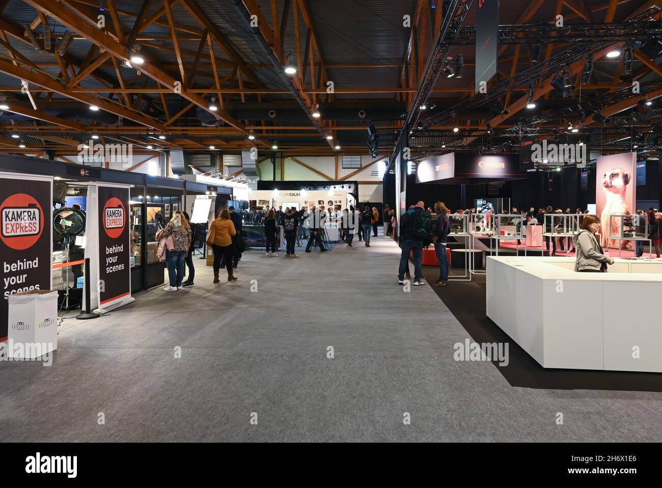 Bruxelles Expo Heysel, Belgique - 10 24 2021: Clients et vendeurs au salon de l'équipement de la caméra PhotoDays 2021 Banque D'Images