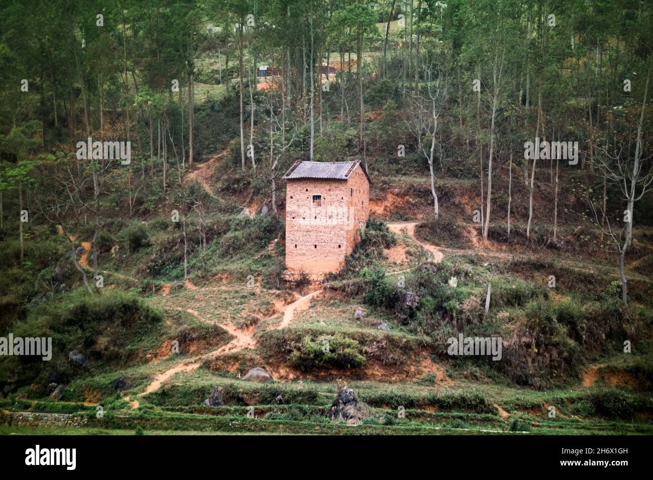 La maison traditionnelle de terre de la tribu Hmong, dans le Cu pulmonaire, au Vietnam Banque D'Images