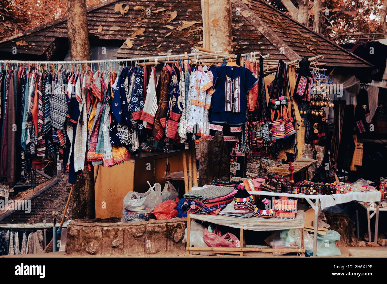 Boutique vendant des vêtements traditionnels Hmong et d'autres articles indigènes pour souvenirs touristiques à Chiang rai, Thaïlande Banque D'Images