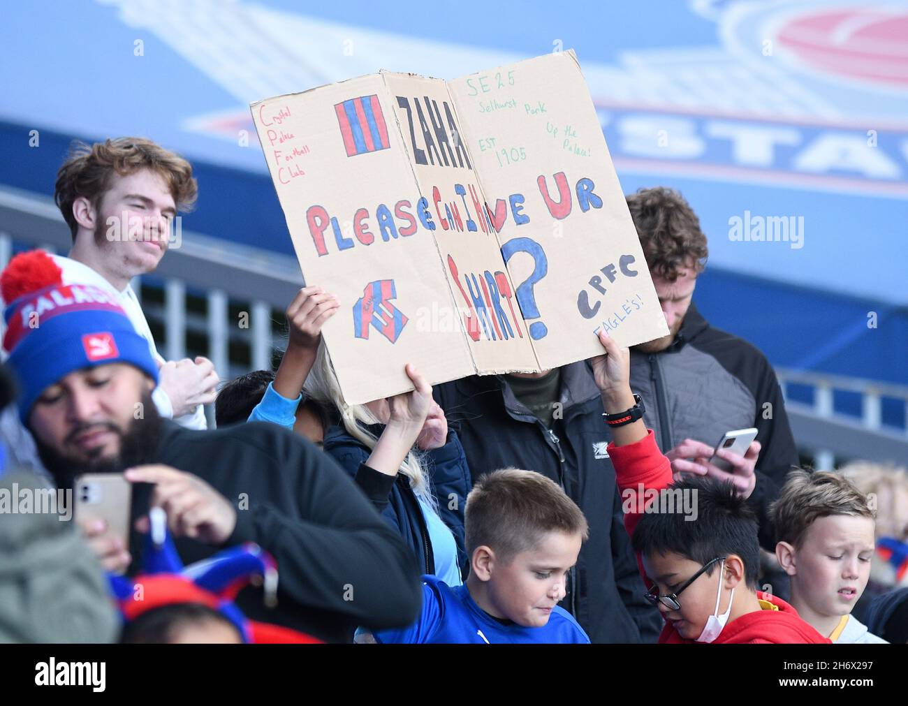 LONDRES, ANGLETERRE - 3 OCTOBRE 2021 : les fans de Crystal Palace photographiés avant le match de la première ligue 7 2021-22 entre Crystal Palace FC et Leicester City FC à Selhurst Park.Copyright: Cosmin Iftode/Picstaff Banque D'Images