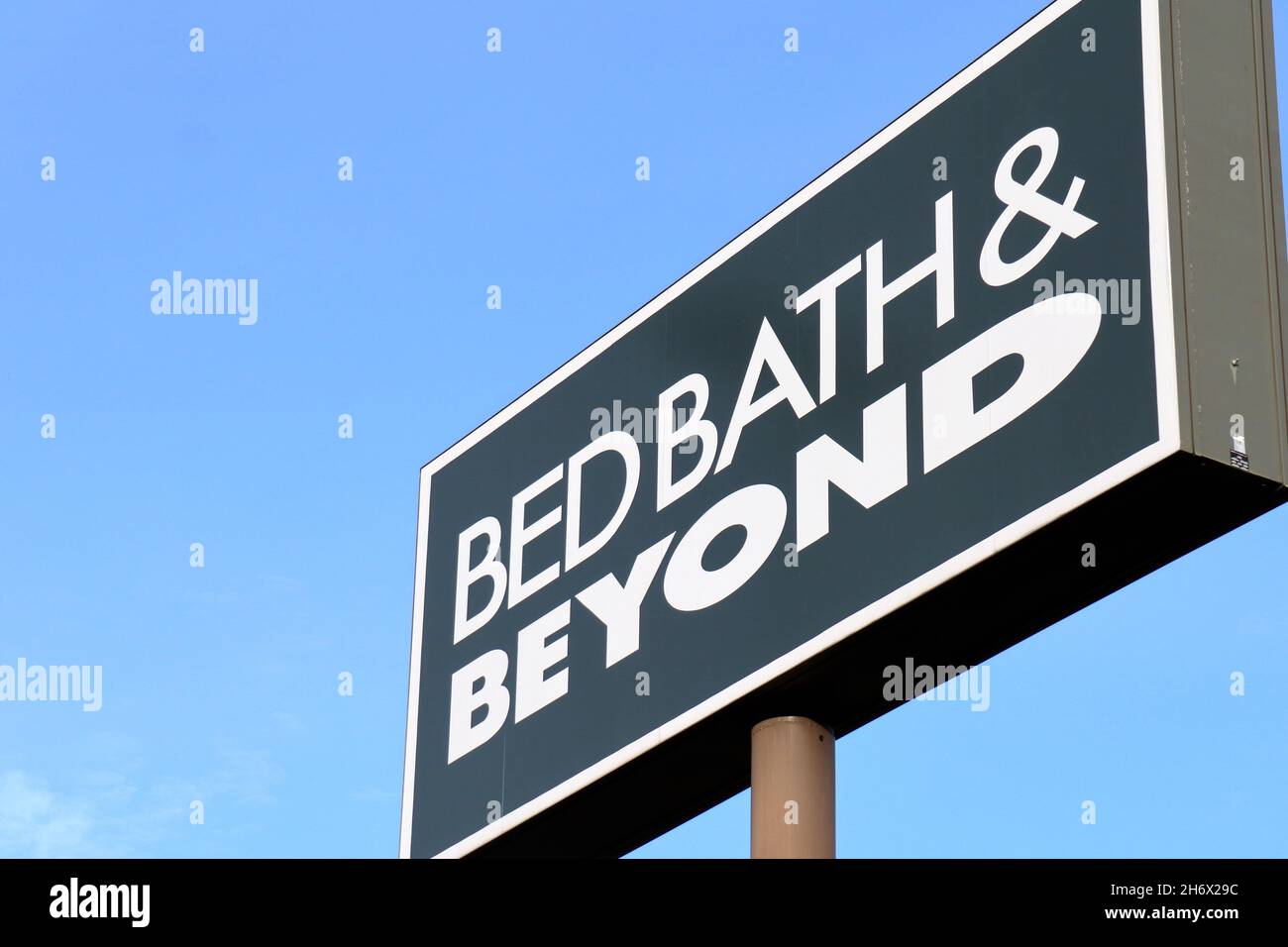 Une affiche à l'extérieur d'un magasin Bed Bath & Beyond est représentée en novembre 2021 dans l'État de Washington, aux États-Unis Banque D'Images