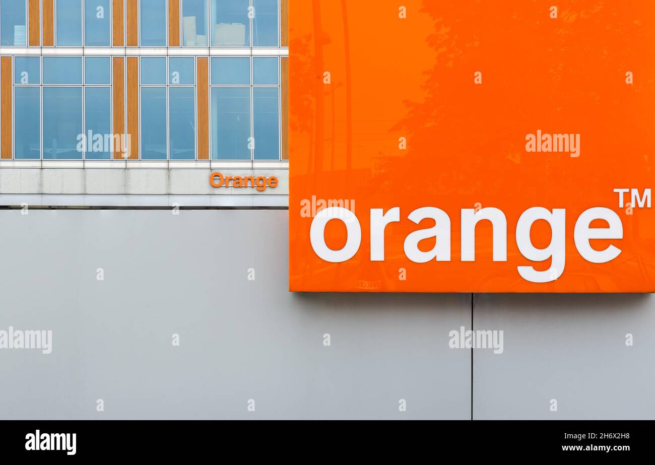 Evere, région de Bruxelles-capitale, Belgique - 09 20 2021 : signe et logo du siège d'Orange Telecom Banque D'Images
