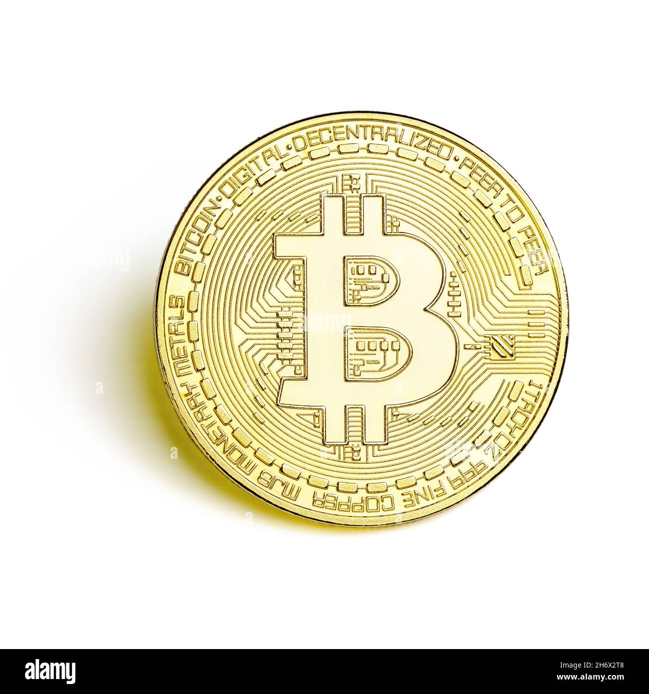 Gros plan de bitcoin doré isolé sur fond blanc de la vue de dessus.Concept de monnaie virtuelle et de crypto-monnaie numérique. Banque D'Images
