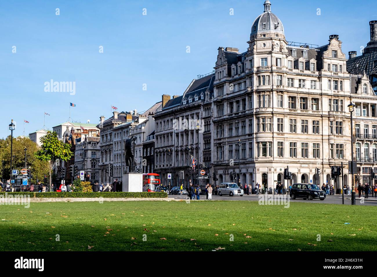 Victoria Westminster Londres Angleterre Royaume-Uni, 7 2021 novembre 1 Parliament Square un bâtiment traditionnel de style Renaissance française avec des gens Banque D'Images