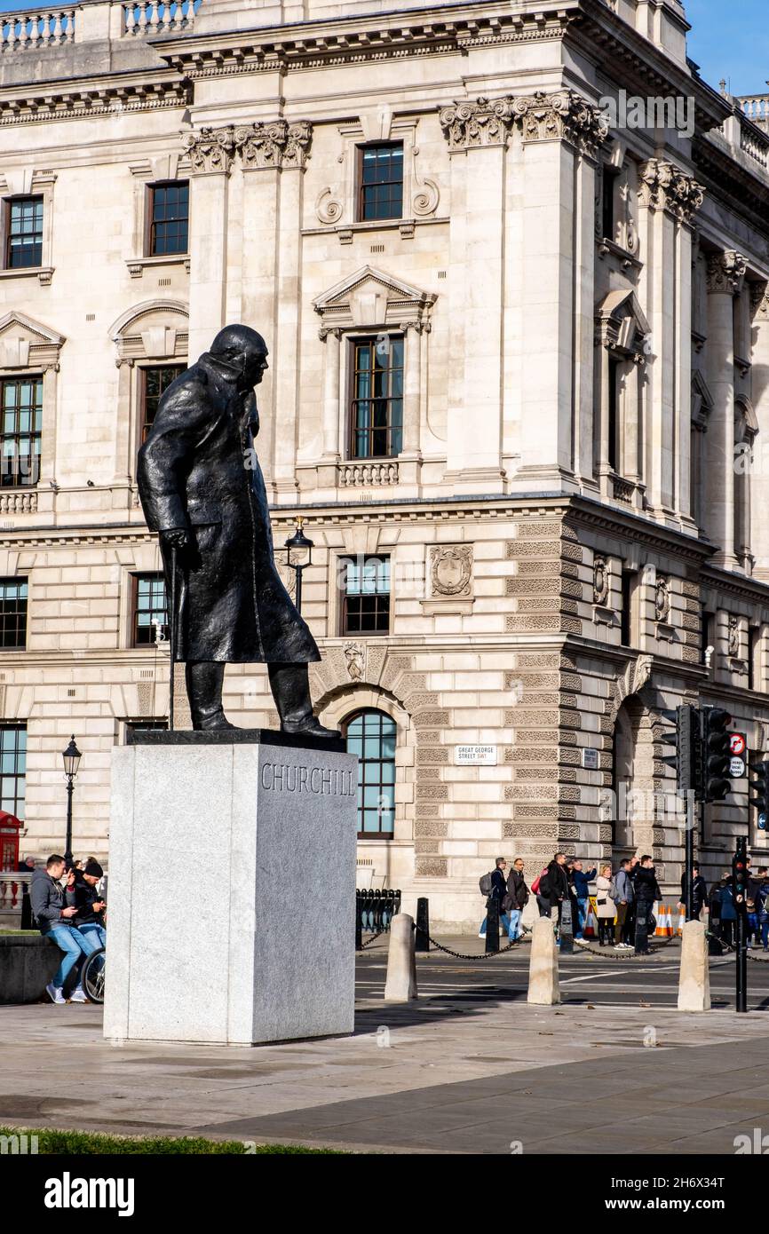 Victoria Westminster London England UK, novembre 7 2021, Statue ou figure de Sir Winston Churchill au Parlement Sqaure Garden avec des bureaux du gouvernement Banque D'Images