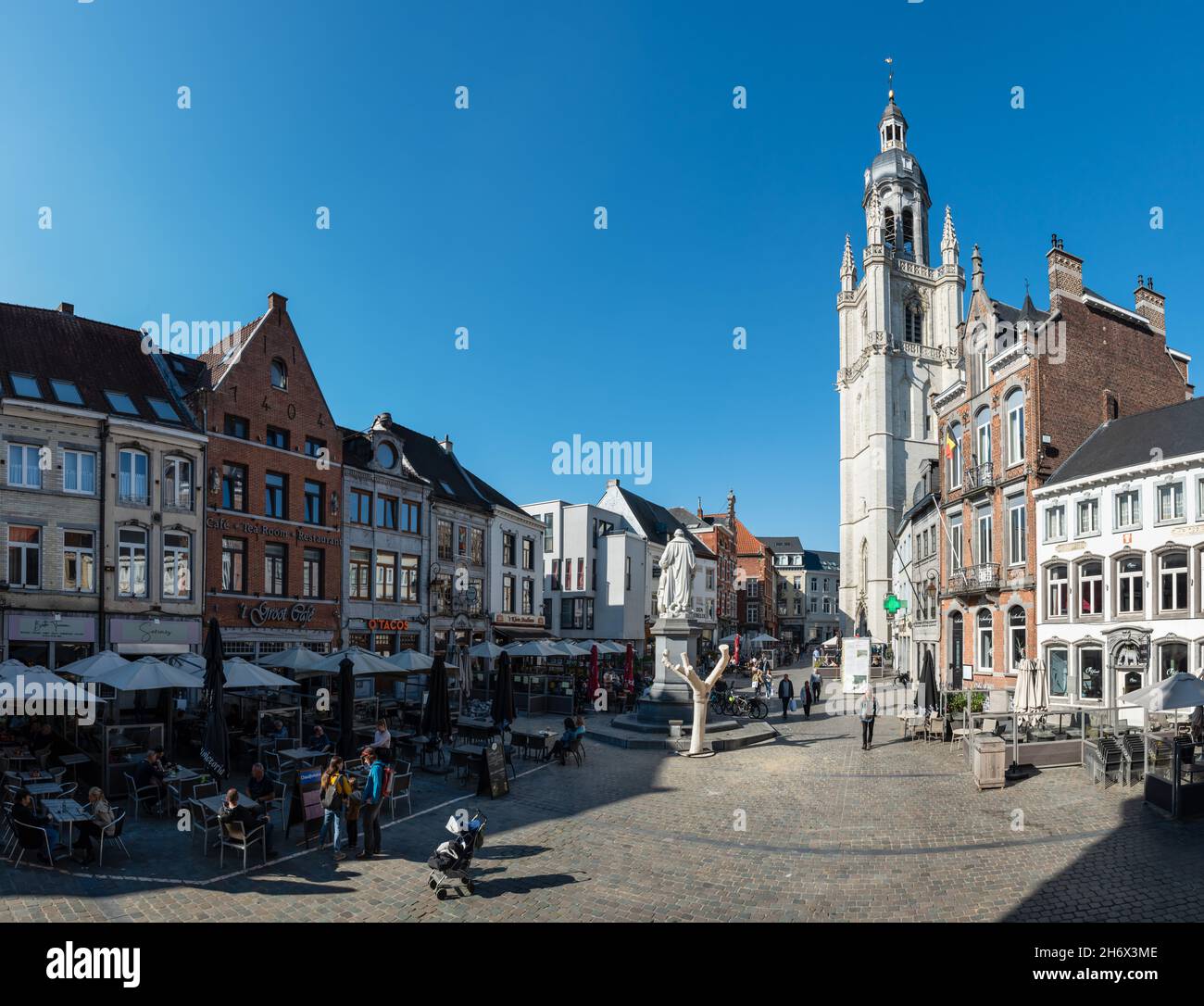 Halle, région flamande, Belgique - 17 10 2021: Très grande vue panoramique sur la place du marché historique pendant une journée ensoleillée Banque D'Images