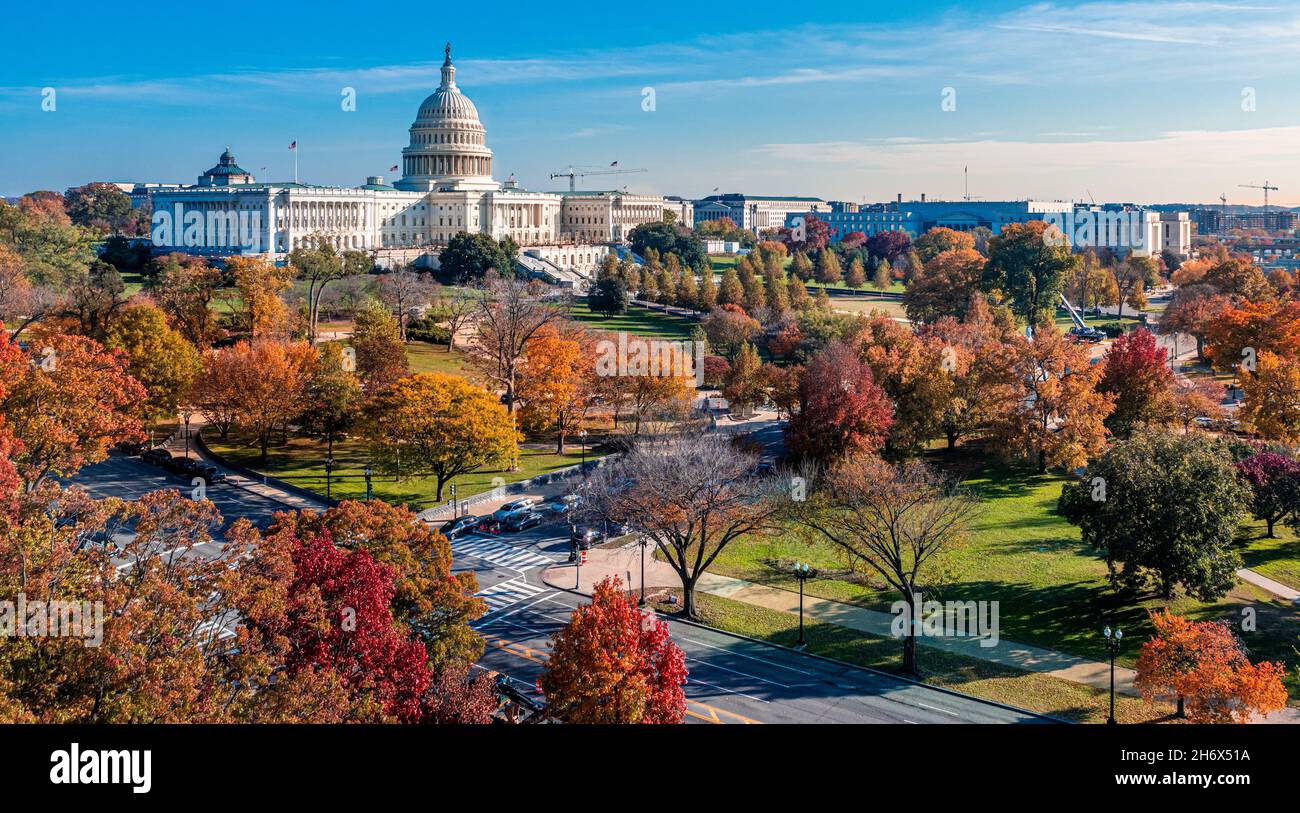 Washington DC—17 novembre 2021; vue d'automne du parc couvert d'arbres de Capitol Hill avec des feuilles aux couleurs changeantes. Banque D'Images