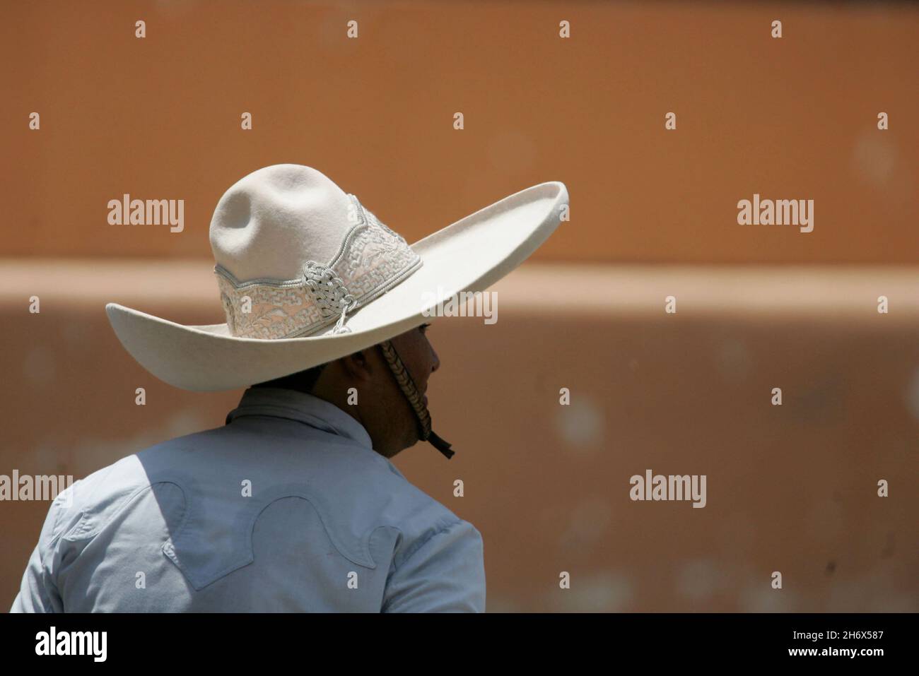 Homme en costume de charro. Le symbole du Mexique est le charro ou (cowboy), et bien que l'on pense habituellement au charro comme un homme avec un chapeau et des bottes qui viennent d'un champ sur un cheval, la culture du charro mexicain remonte beaucoup plus loin. Chaarrería est le sport du charro, avec des règlements et des championnats tout comme le football. Cependant, c'est plus comme un événement folklorique national qui a évolué en quelque chose qui n'a pas la différence d'un événement sportif majeur. Mexique. 10 juin 2006. Banque D'Images