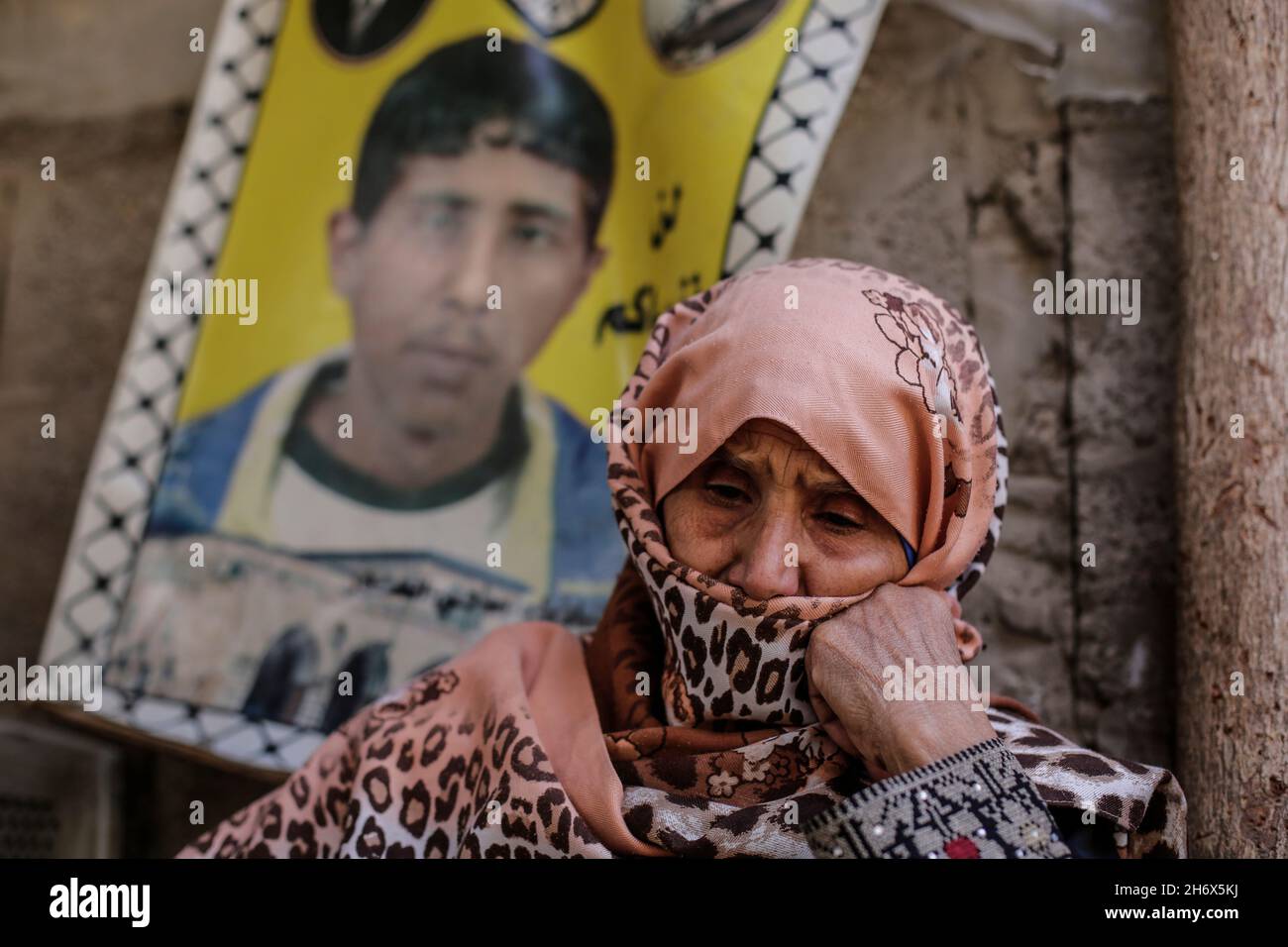 Gaza, Gaza.18 novembre 2021.Un parent de Sami al-Amour palestinien dans le camp de Deir al-Balah, dans le centre de la bande de Gaza.Sami al-Amour, 39 ans, résident de la ville de Deir al-Balah, dans la bande de Gaza, est décédé dans sa cellule ce matin à la suite d'une négligence médicale délibérée.Il a été arrêté par l'occupation israélienne en 2008 et condamné à 19 ans de prison.Crédit : SOPA Images Limited/Alamy Live News Banque D'Images