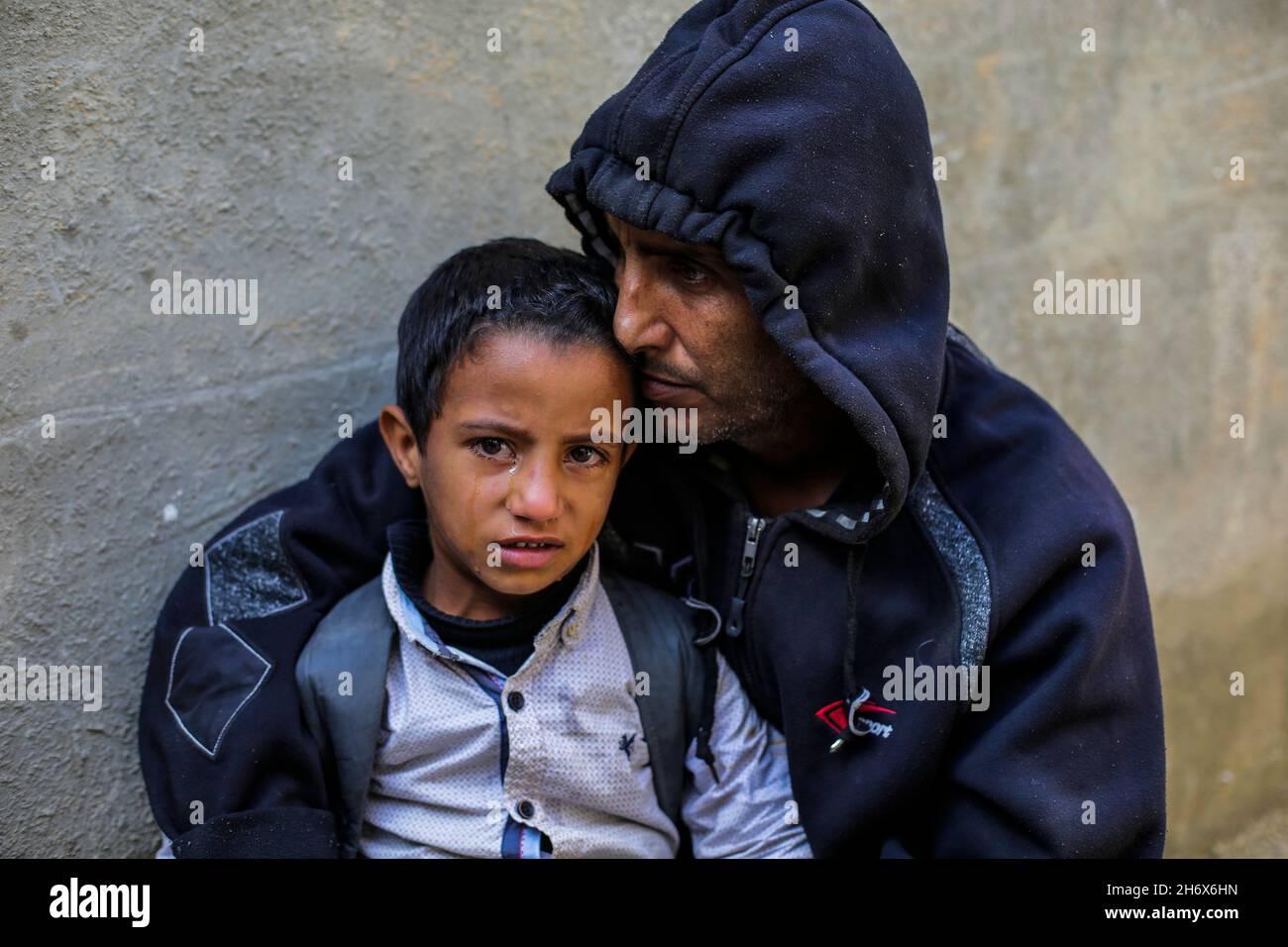 Gaza, Gaza.18 novembre 2021.Le père et le fils palestiniens proches de Sami al-Amour pleurent dans le camp de Deir al-Balah dans le centre de la bande de Gaza.Sami al-Amour, 39 ans, résident de la ville de Deir al-Balah dans la bande de Gaza, est décédé dans sa cellule ce matin par négligence médicale délibérée.Il a été arrêté par l'occupation israélienne en 2008 et condamné à 19 ans de prison.(Photo de Mahmoud Issa/SOPA Images/Sipa USA) crédit: SIPA USA/Alay Live News Banque D'Images