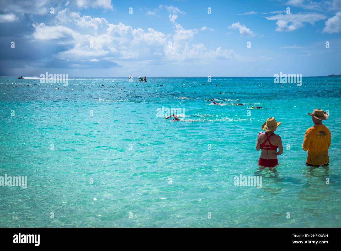 Nageurs dans la mer des Caraïbes lors d'une compétition de Seven Mile Beach, Grand Cayman, îles Caïman Banque D'Images