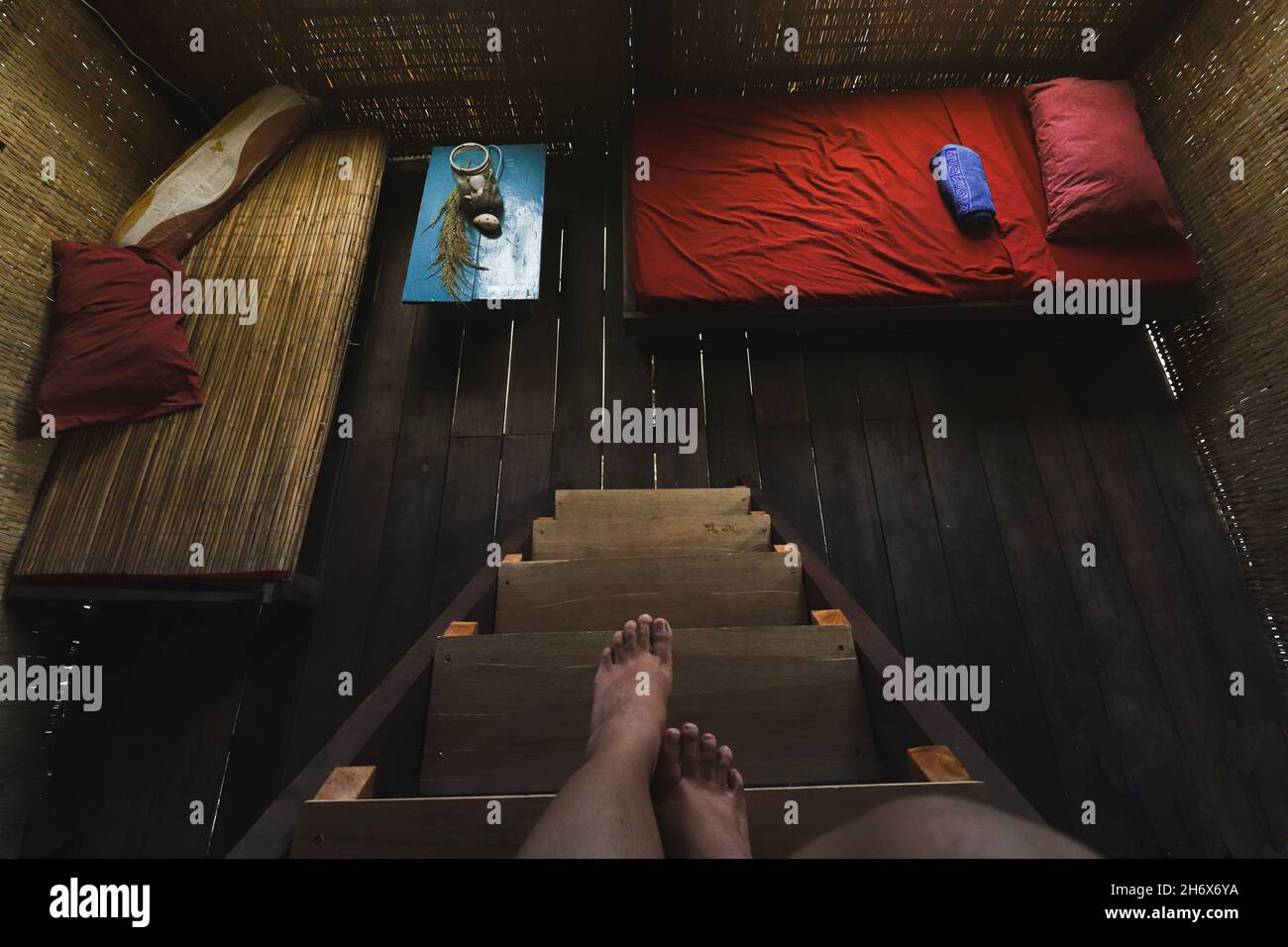 Personne regardant vers le bas une cabine en bois sombre vide Banque D'Images