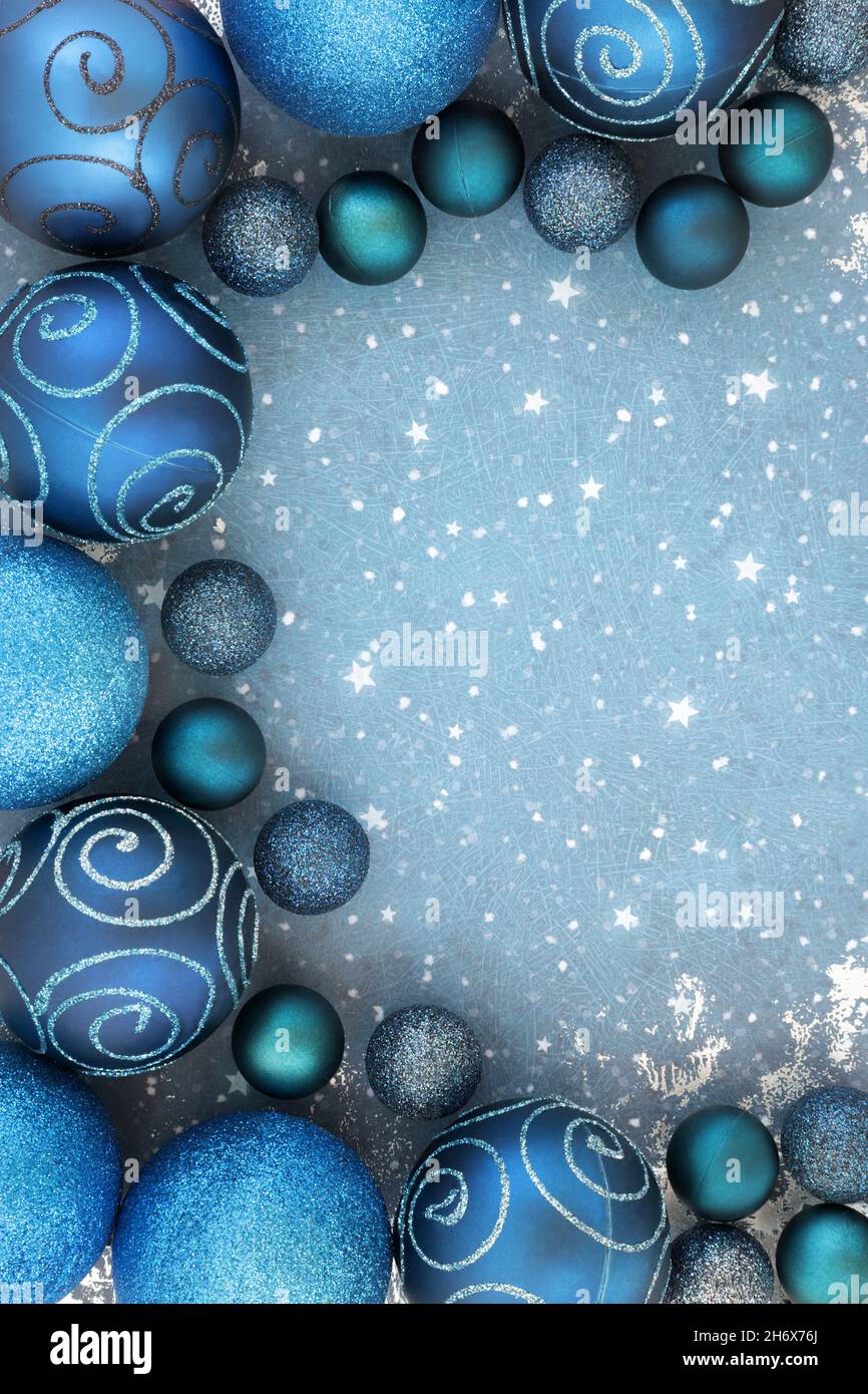 Décorations de Noël en forme de boules bleues formant un fond abstrait.Composition Noël pour les fêtes.Flat lay, vue de dessus. Banque D'Images