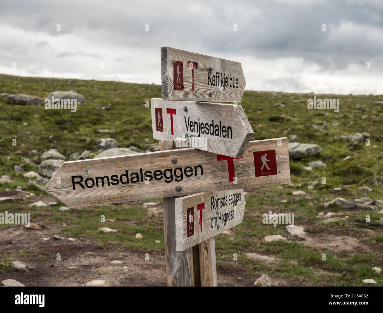 Panneau sur le sentier de la crête de montagne Romsdalseggen, célèbre randonnée près d'Andalsnes, Norvège Banque D'Images