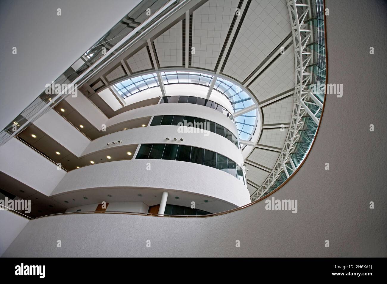 Architecture moderne de l'atrium intérieur avec point de vue vertical Banque D'Images