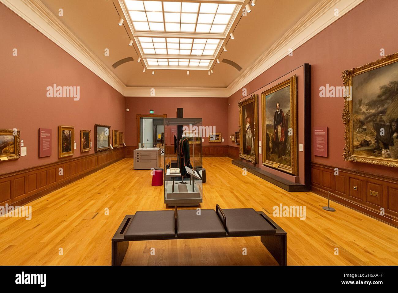ABERDEEN CITY SCOTLAND ART GALLERY INTÉRIEUR GRAND PUITS DE LUMIÈRE SUR DES TABLEAUX EXPOSITION DES ARMOIRES ET DES SIÈGES Banque D'Images