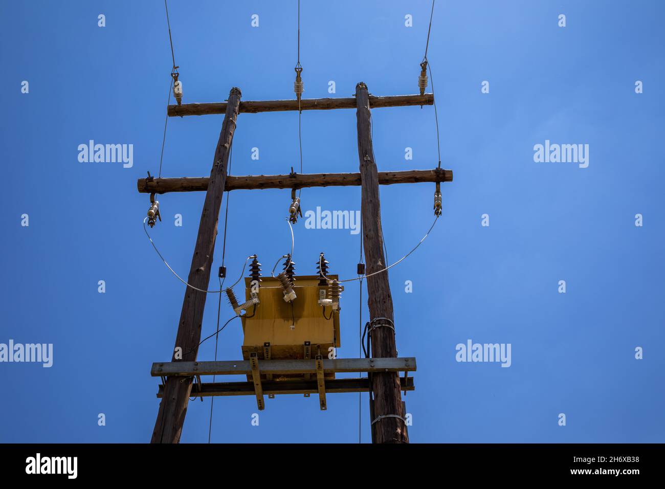 Transformateur électrique contre un ciel bleu Banque D'Images