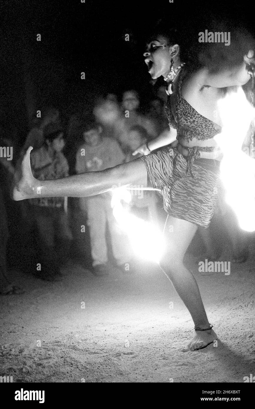 Un spectacle de feu pendant le Forum social mondial, à Porto Alegre, à Rio Grande do Soul, au Brésil.Janvier 2005.Le Forum social mondial (FSM) est une réunion annuelle, basée au Brésil, qui se définit comme un lieu de réunion ouvert pour la réflexion réfléchie, le débat démocratique des idées, la formulation de propositions, le libre échange d'expériences et l'interconnexion pour une action efficace,par des groupes et des mouvements de la société civile qui sont opposés au néolibéralisme et à la domination du monde par le capital et toute forme d'impérialisme, et qui sont engagés à construire une société centrée sur la personne humaine.Il est détenu par Banque D'Images