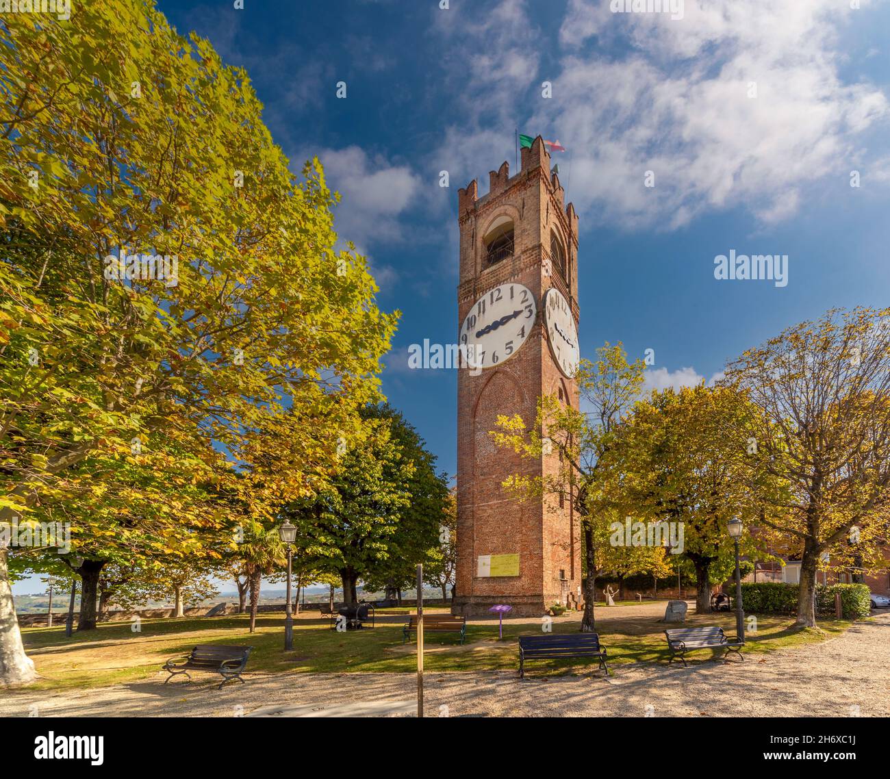 Mondovì, Cuneo, Piémont, Italie - 23 octobre 2021 : Jardins du Belvédère avec la Tour civique, appelée 'dei Bressani' ou Tour de l'horloge Banque D'Images