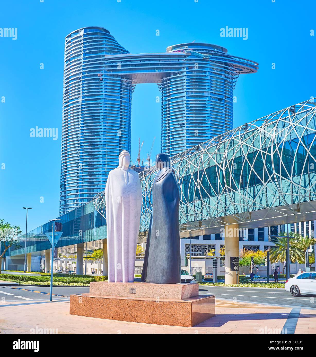 DUBAÏ, Émirats Arabes Unis - 3 MARS 2020 : la statue du couple arabe « ensemble » avec une ligne de Metro Link Bridge et Address Sky View Tower du quartier du centre-ville, on M. Banque D'Images