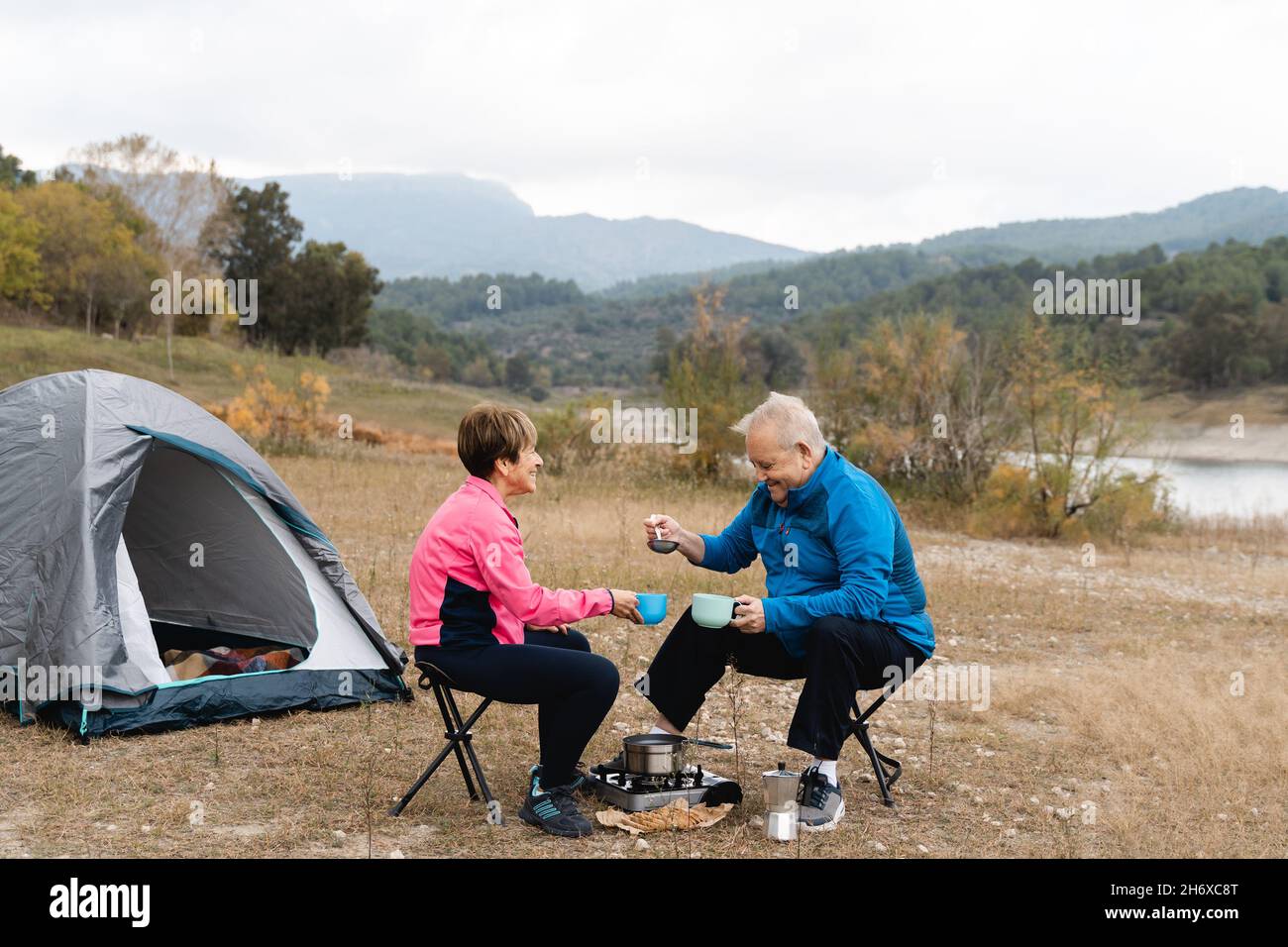 Couple senior manger et camper après la journée de trekking au lac - Focus sur le visage de la femme Banque D'Images