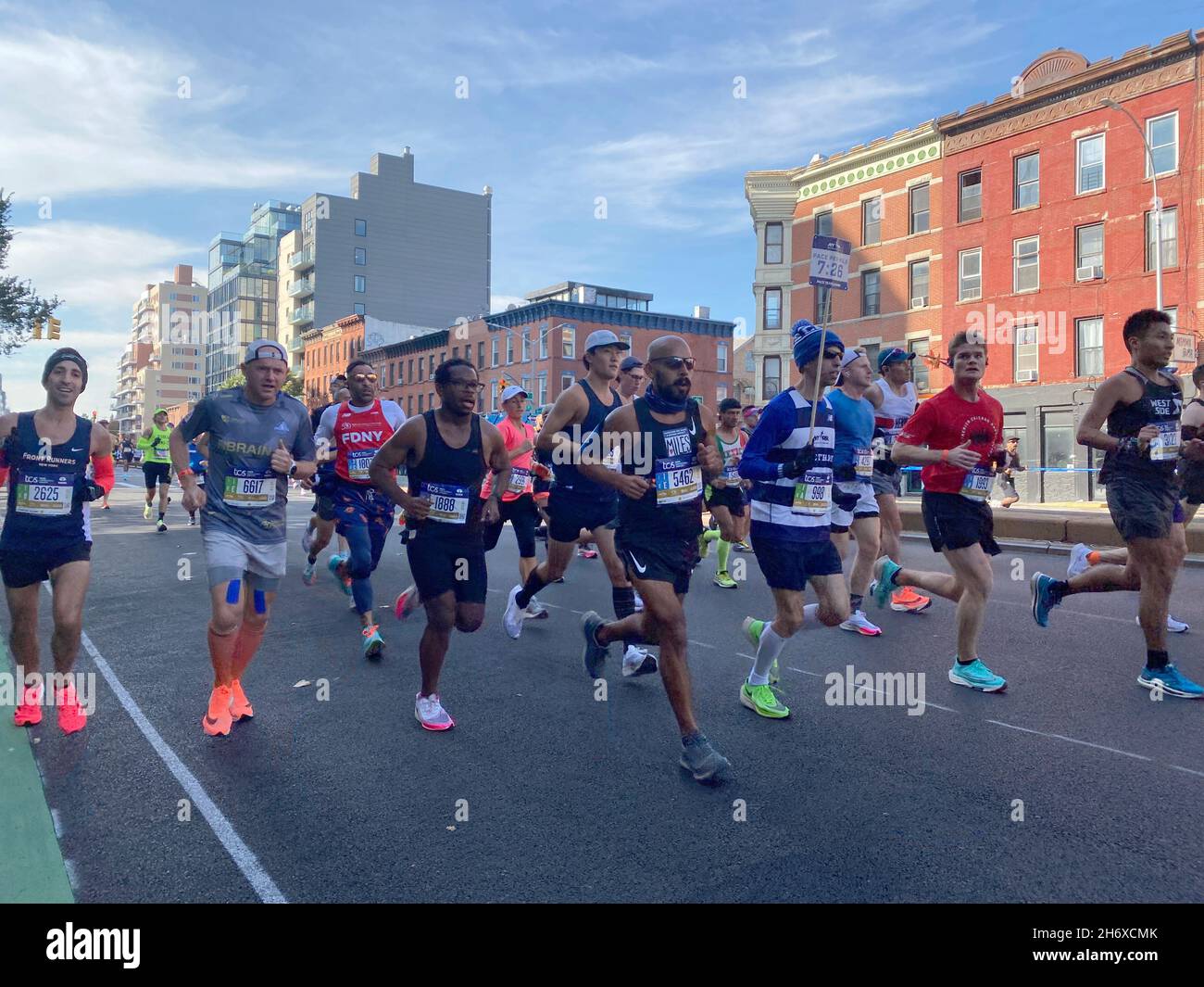 50e anniversaire de la course New York City Marathon en 2021 après aucune course en 2020 en raison de la pandémie Covid-19.Les coureurs naviguent vers le nord jusqu'à la 4e Avenue avec un pacer à Brooklyn pendant la première étape de la course de 26.2 miles. Banque D'Images