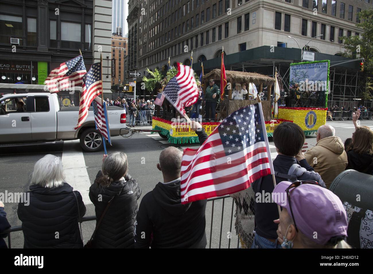 Défilé de la fête des anciens combattants 2021 le long de la 5e avenue.La ville de New York accueille le plus grand défilé de la journée des anciens combattants du pays.Des spectateurs patriotes regardent le défilé en haut de la 5e Avenue. Banque D'Images