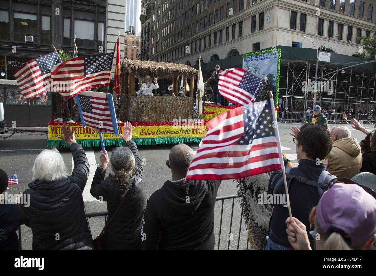 Défilé de la fête des anciens combattants 2021 le long de la 5e avenue.La ville de New York accueille le plus grand défilé de la journée des anciens combattants du pays.Des spectateurs patriotes regardent le défilé en haut de la 5e Avenue. Banque D'Images