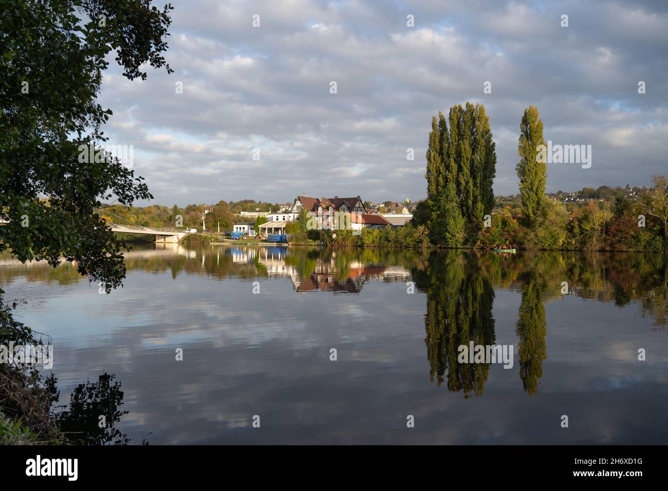 Vue sur la Ruhr sur le quartier d'Essen Kupferdreh en Allemagne.Le paysage se reflète dans l'eau.Panorama typique de l'automne. Banque D'Images