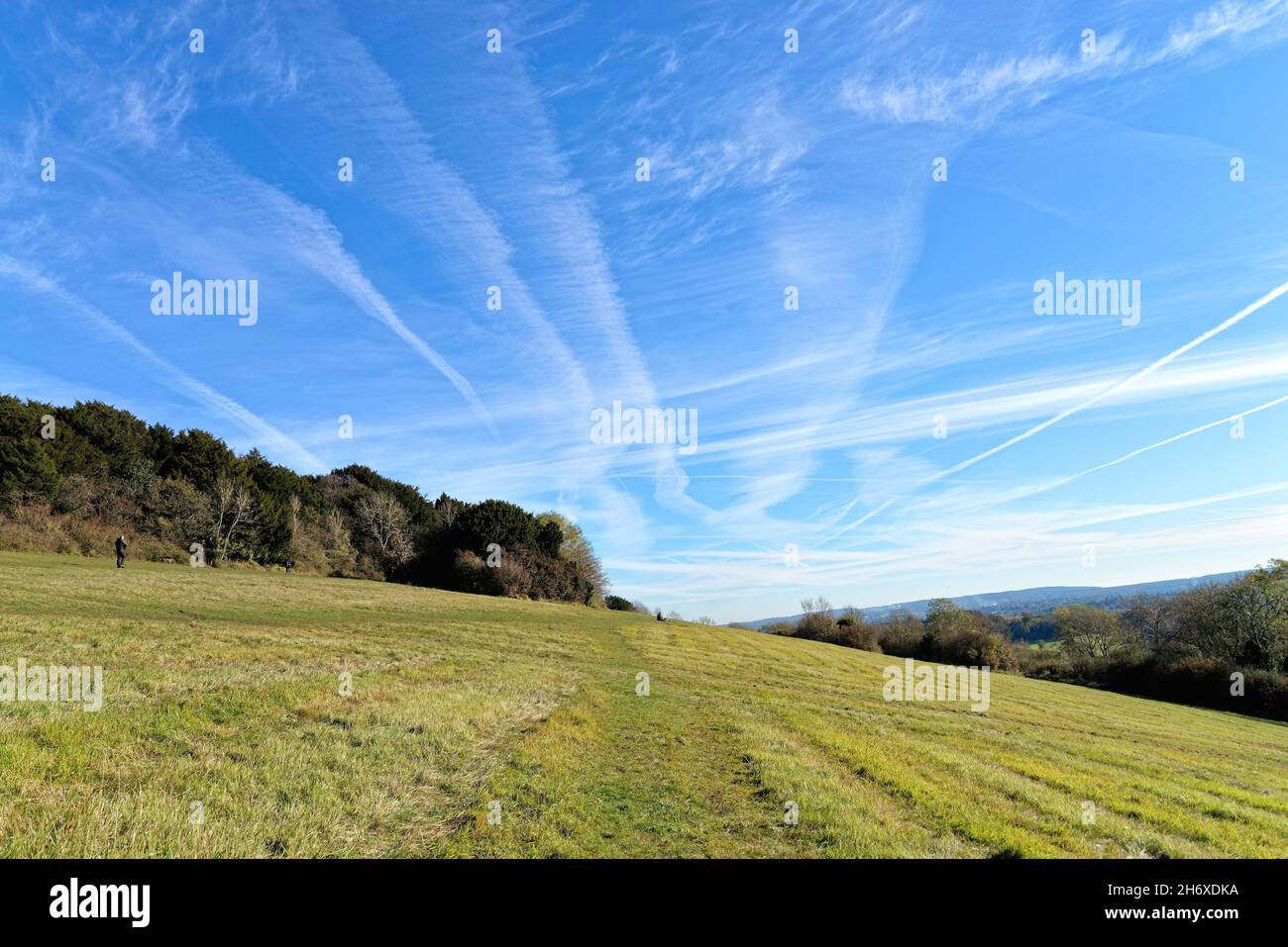 L'avion fait des contrées dans le ciel bleu au-dessus des collines de Surrey à Newlands Corner près de Guildford, Angleterre, Royaume-Uni Banque D'Images