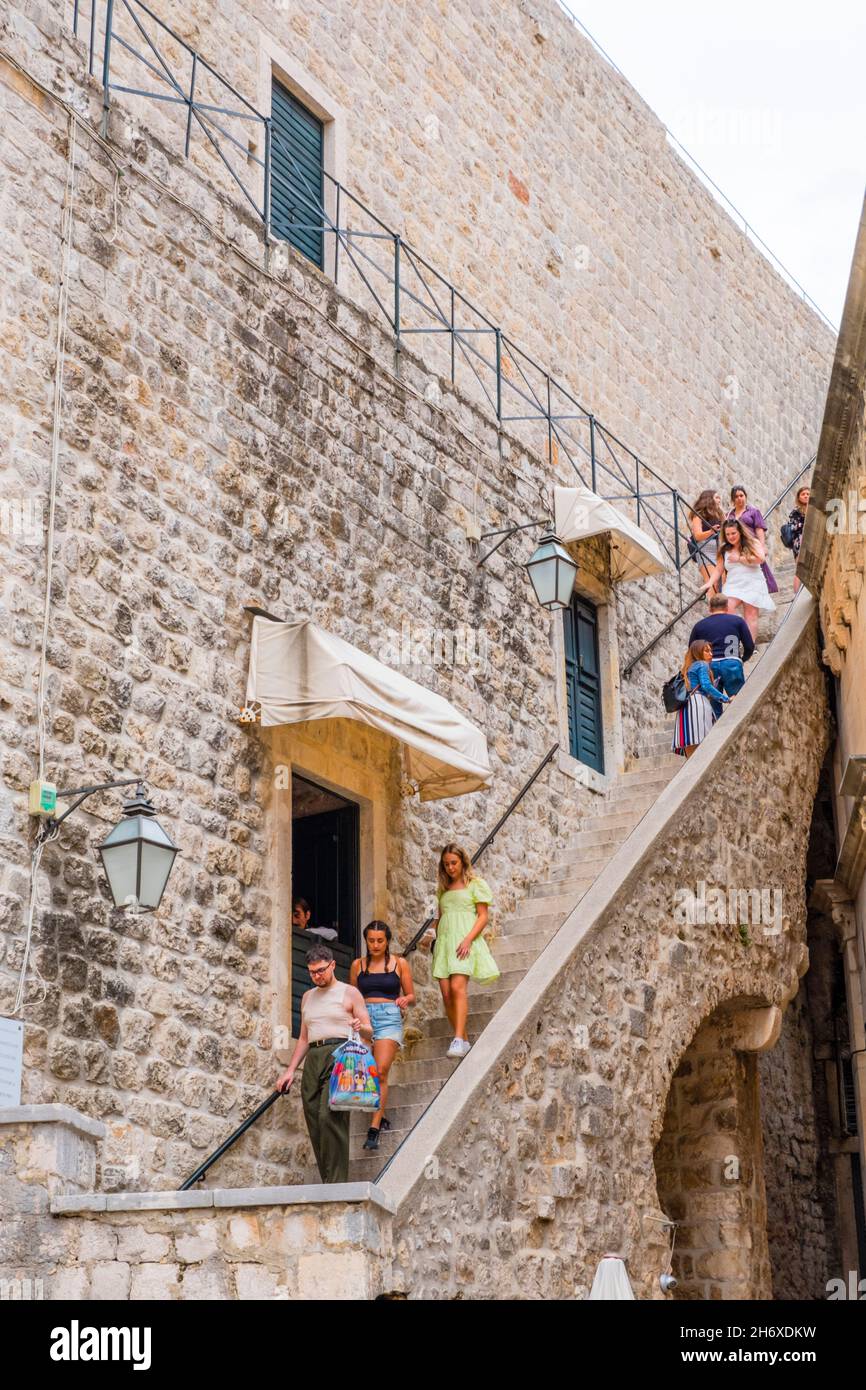 Les touristes grimpant à et à partir des remparts de la ville, Grad, la vieille ville, Dubrovnik, Croatie Banque D'Images