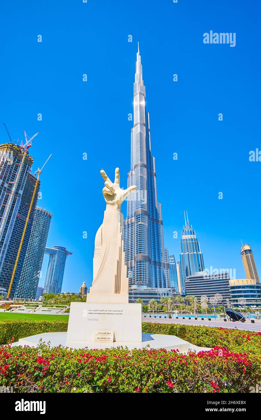 DUBAÏ, Émirats Arabes Unis - 3 MARS 2020 : la sculpture du Salute à trois doigts et de la tour Burj Khalifa en arrière-plan, le 3 mars à Dubaï Banque D'Images