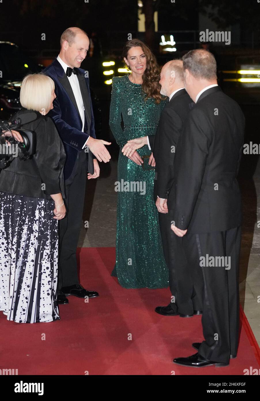 Le duc et la duchesse de Cambridge (au centre) arrivent pour la Royal Variety Performance au Royal Albert Hall, Londres.Date de la photo: Jeudi 18 novembre 2021. Banque D'Images