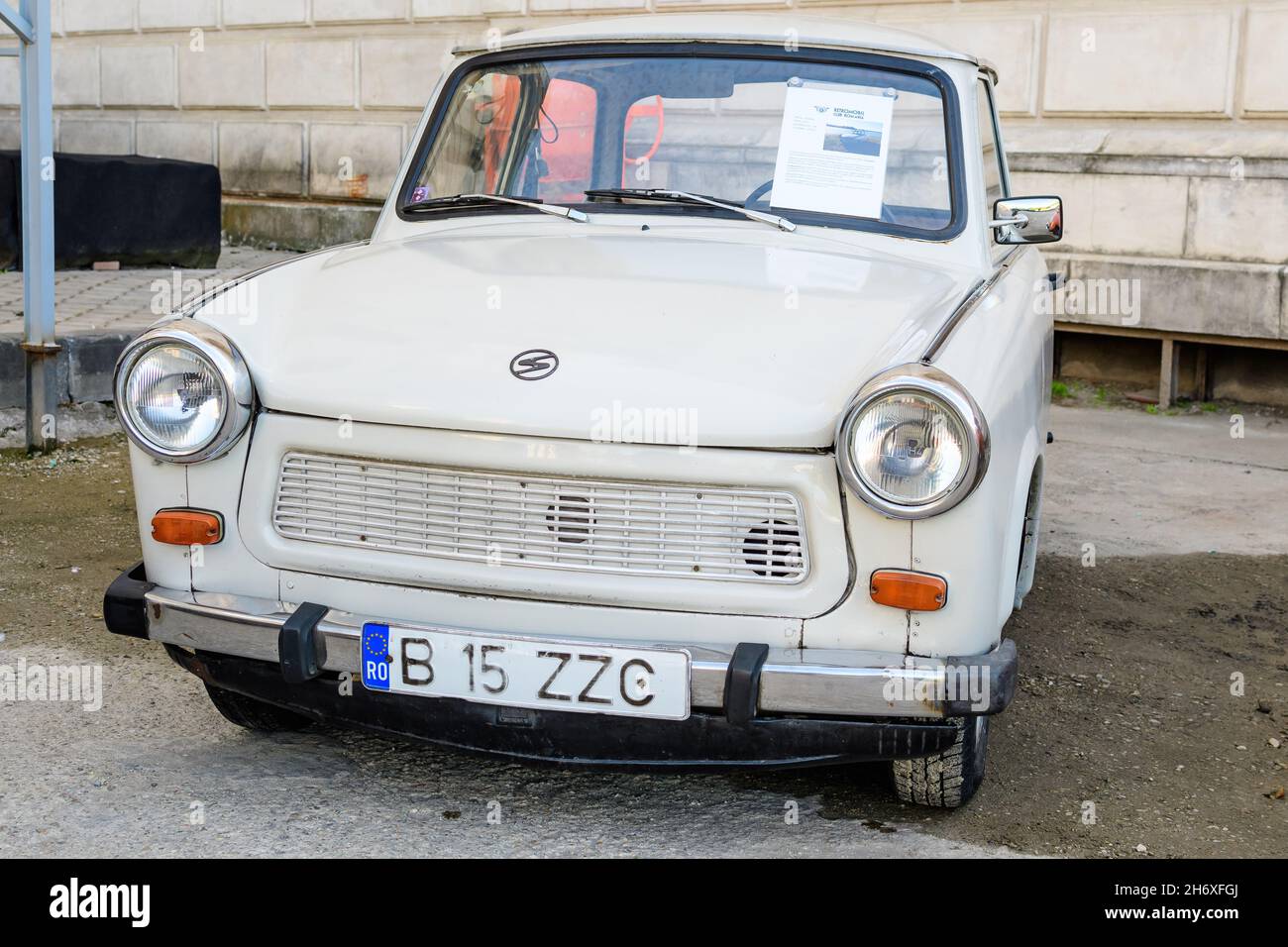 Bucarest, Roumanie, 2 octobre 2021 : une voiture d'époque allemande Trabant blanc vif produite en 1988 et garée dans une rue à un événement pour le millésime ca Banque D'Images