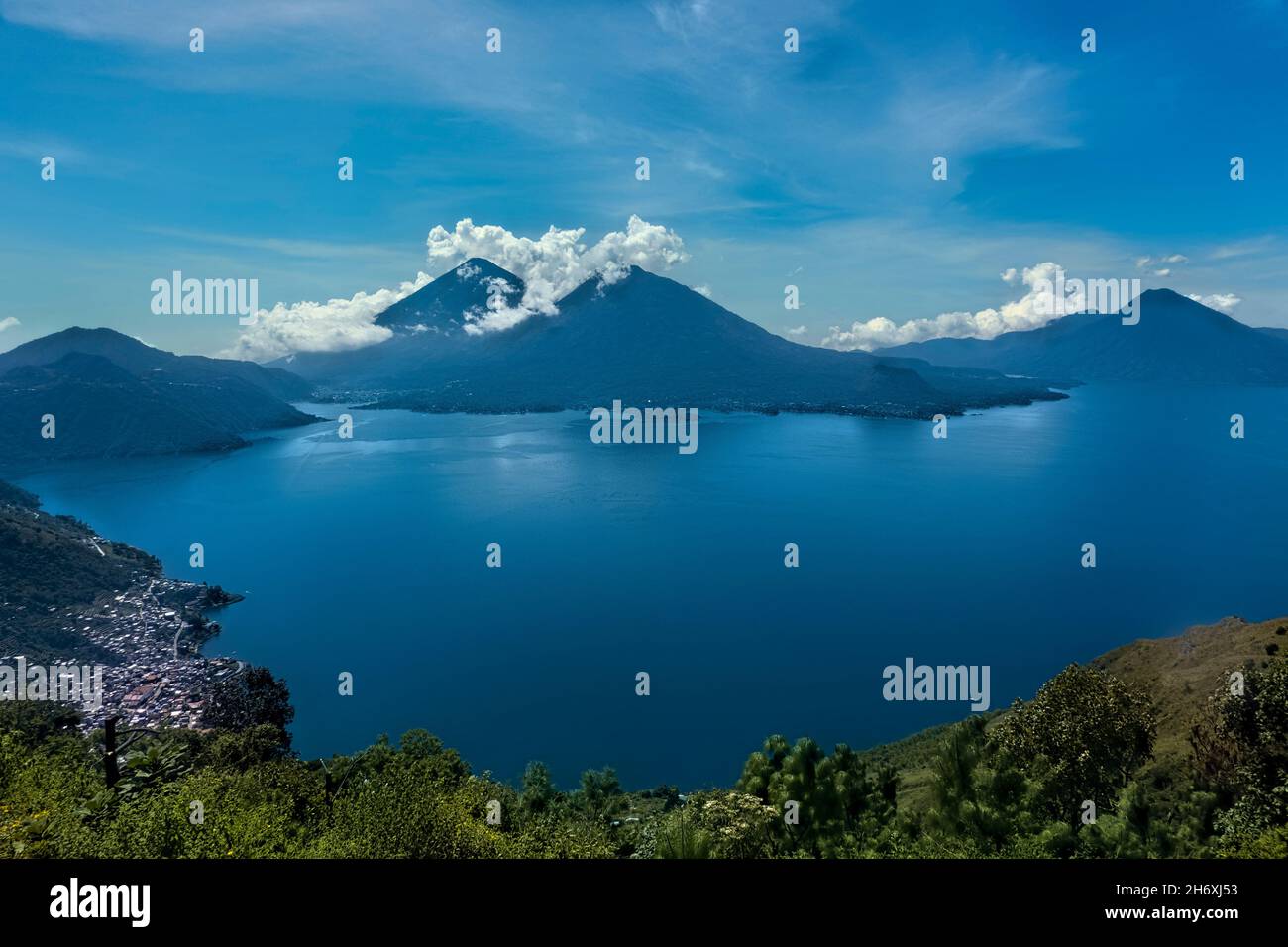 La vue de Mirador Mario Montenegro, lac Atitlan, Guatemala Banque D'Images