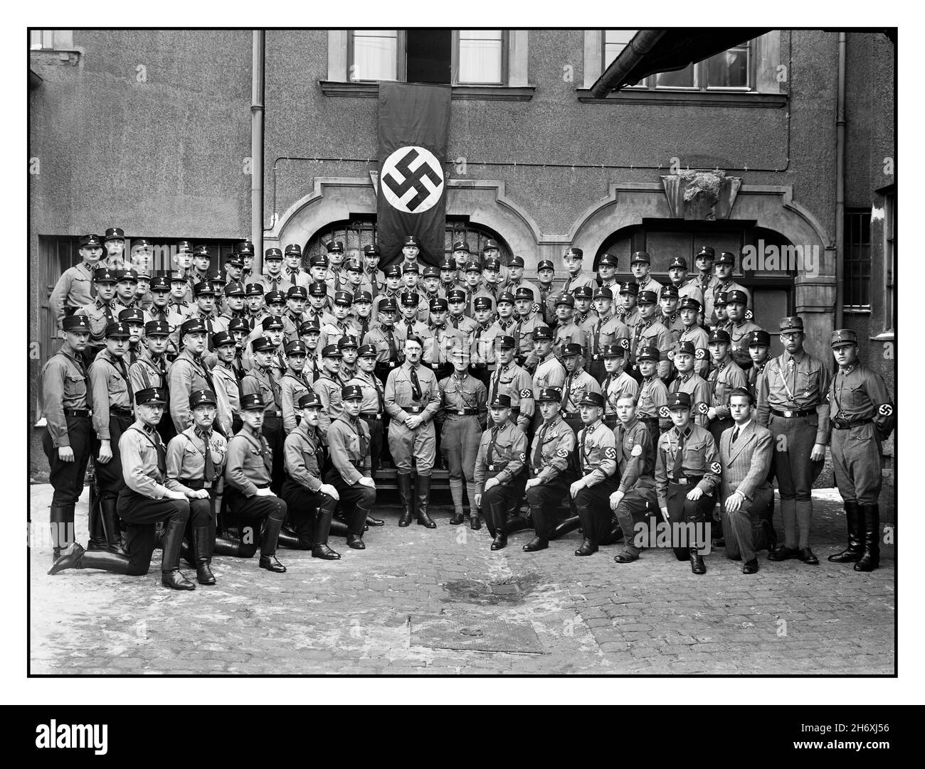 ADOLPH HITLER classe de leadership des années 1930, école Reichsführer (Reichsführerschule der NSDAP, école nationale du Parti nazi); portrait de groupe de la classe de l'école de Reich pour les dirigeants avec Adolf Hitler debout au centre; Munich, Allemagne vers 1932; SS (Schutztaffel) membres; Kurt Kühme;Adolf Egeberg jr.; drapeau et brassard Swastika (brassards); uniformes SS, kepis; etc Banque D'Images