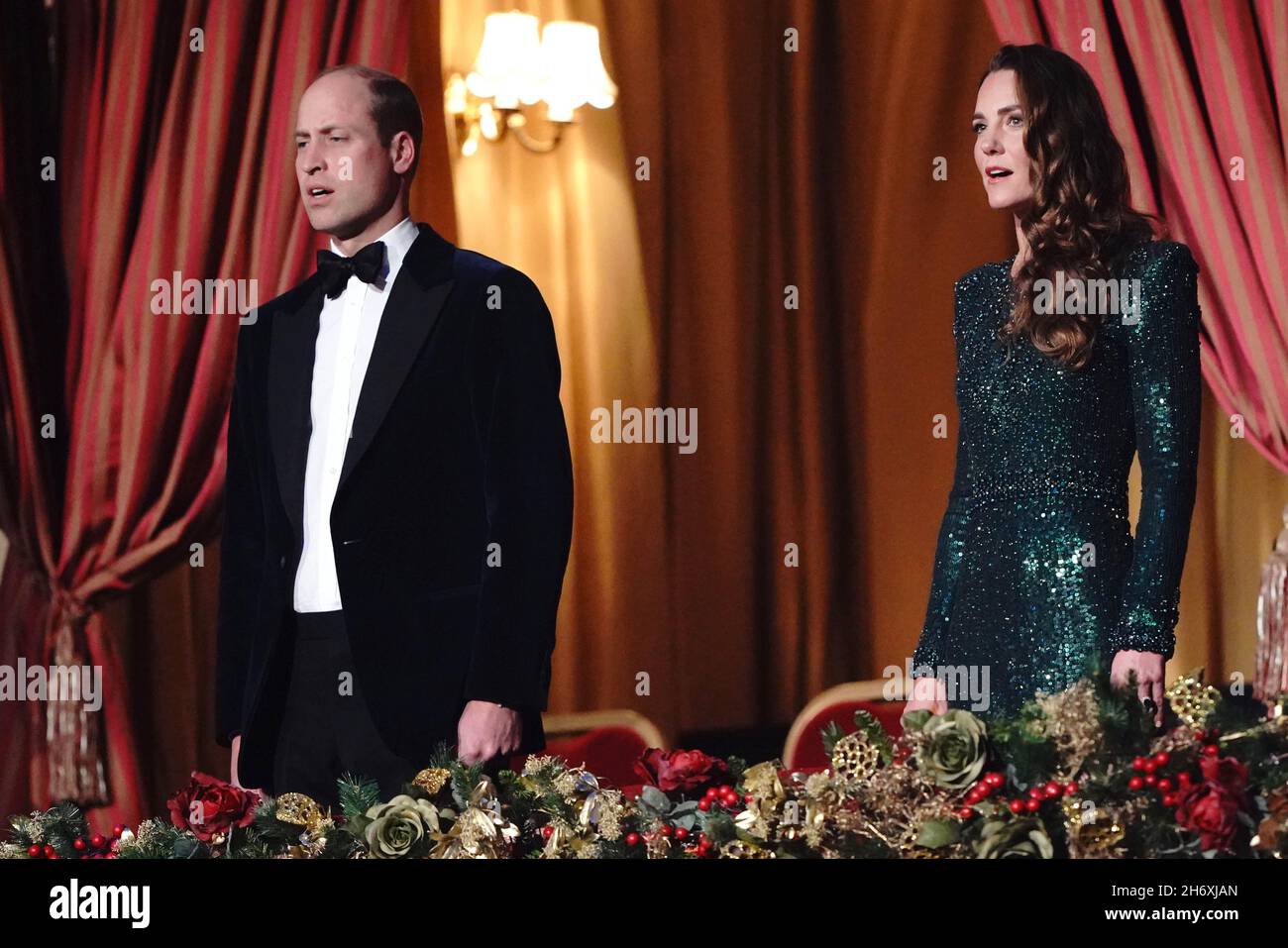 Le duc et la duchesse de Cambridge chantent l'hymne national lors de la Royal Variety Performance au Royal Albert Hall de Londres.Date de la photo: Jeudi 18 novembre 2021. Banque D'Images