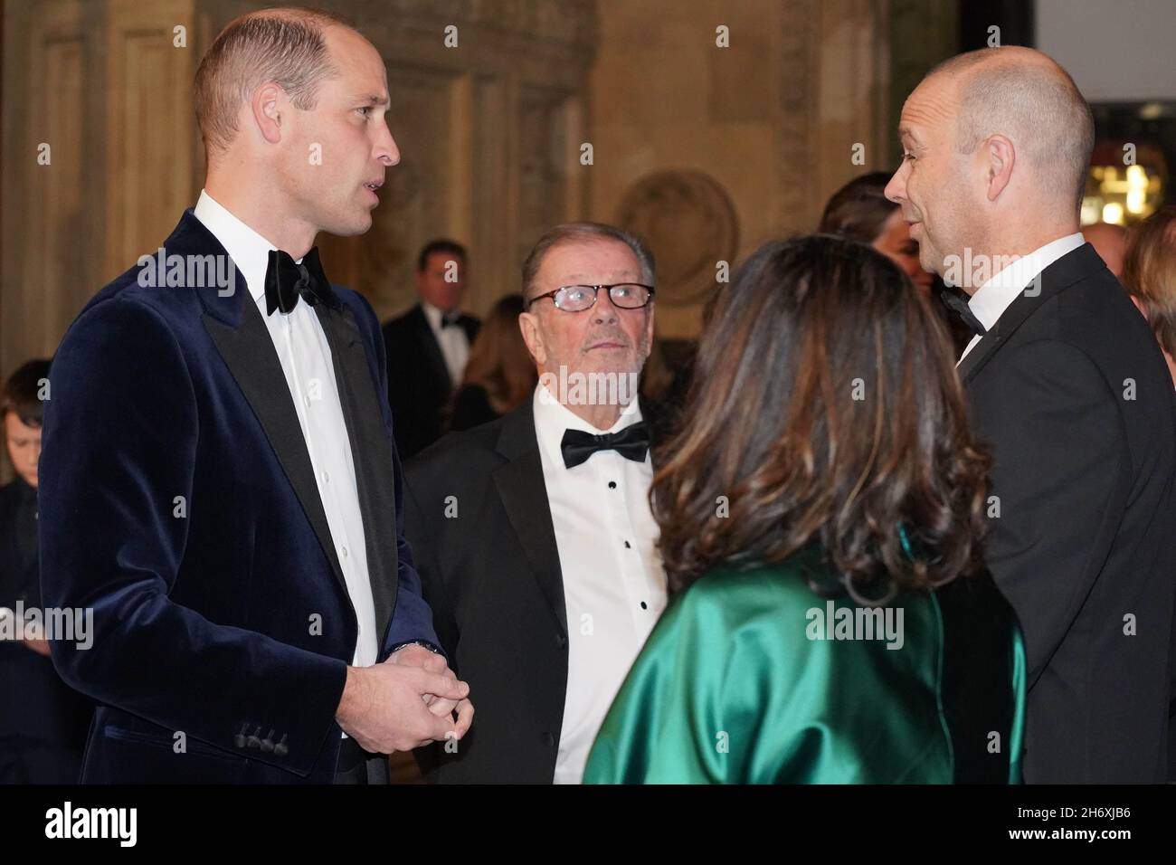 Le duc de Cambridge (à gauche) arrive pour la Royal Variety Performance au Royal Albert Hall, Londres.Date de la photo: Jeudi 18 novembre 2021. Banque D'Images