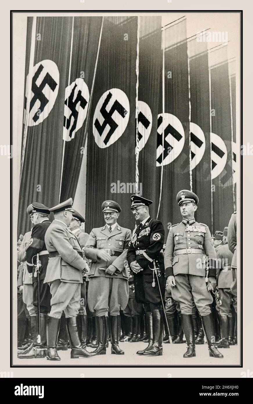 Les principaux officiers militaires nazis des années 1930, issus de branches de la Wehrmacht et des SS, se réunissent avec des bannières portant les symboles nazis de la Swasika Luitpoldhain de Nuremberg avec des bannières Swastika et des drapeaux au Congrès du Parti nazi du rassemblement de Nuremberg en Allemagne .nazie des années 1930 Banque D'Images