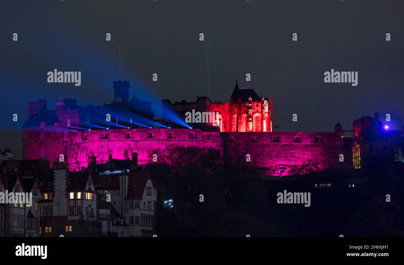 Illuminations colorées de l'événement du château de lumière d'Édimbourg, Écosse, Royaume-Uni.18 novembre 2021.Activez le château de lumière d'Édimbourg : l'événement trésors cachés qui s'ouvre officiellement au public demain.Photo : les poutres de lumière colorée vues depuis Princes Street.Le passage a été joué par Paul Sweeny de la région de Portobello, il a été le candidat gagnant du concours du Château de Light Wee Treasure!Cela était dû au travail qu'il a accompli au sein de la communauté de Portobello et des environs.Crédit : Arch White/Alamy Live News Banque D'Images