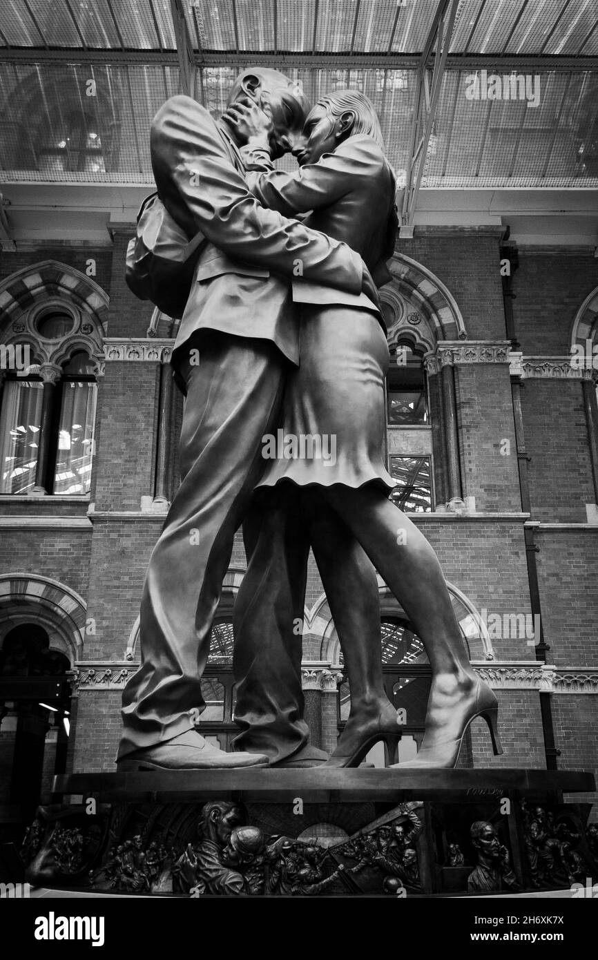 Londres, Royaume-Uni; le 16 mars 2011: L'impressionnante sculpture The Meeting place, par l'artiste Paul Day, à la gare de St Pancras à Londres. Banque D'Images