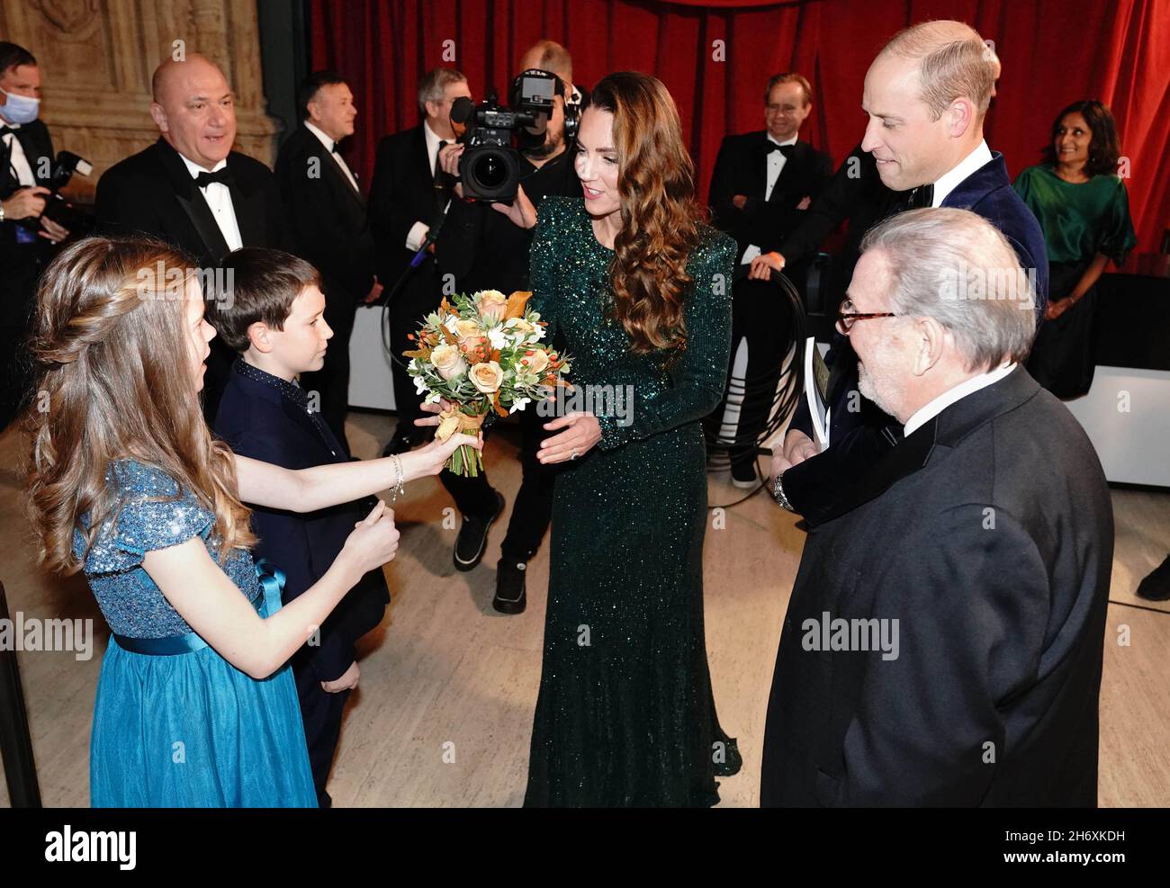 La duchesse de Cambridge est donnée une posy lors de la Royal Variety Performance au Royal Albert Hall, Londres.Date de la photo: Jeudi 18 novembre 2021. Banque D'Images