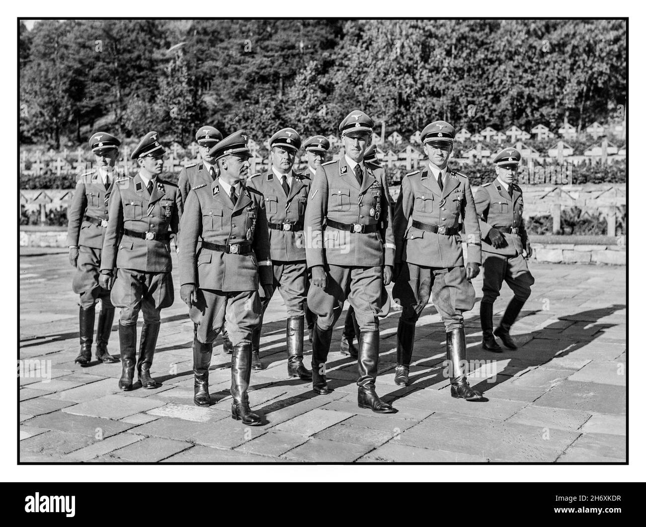 Image de propagande nazie comprenant Reinhard Heydrich au cimetière d'Ekeberg pour les soldats allemands à Oslo lors de sa visite en Norvège du 3-6 septembre 1941.Heydrich (1904 – 1942) était un SS-Obergruppenführer und General der Polizei (chef de groupe principal et général de police) ainsi que le chef du bureau principal de sécurité de Reich (RSHA) (y compris la Gestapo, la Kripo et le SD).Heydrich marchant devant l'officier SS Georg Wilhelm Müller [note not SS-Brigadeführer/SS-Gruppenführer Heinrich Müller (chef de la Gestapo)] à sa droite et SS Oberführer Heinrich Fehlis (chef de SD et Sipo en Norvège) à sa gauche. Banque D'Images