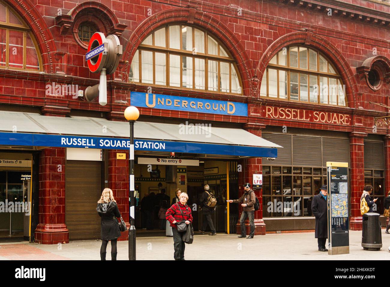 Londres, Royaume-Uni ; 16 mars 2011 : entrée principale de la station de métro Russell Square. Banque D'Images