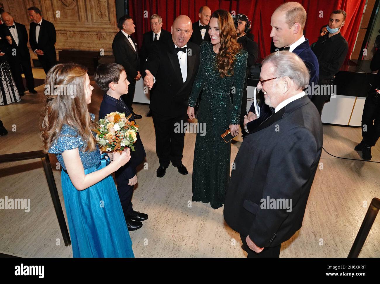 La duchesse de Cambridge est donnée une posy lors de la Royal Variety Performance au Royal Albert Hall, Londres.Date de la photo: Jeudi 18 novembre 2021. Banque D'Images