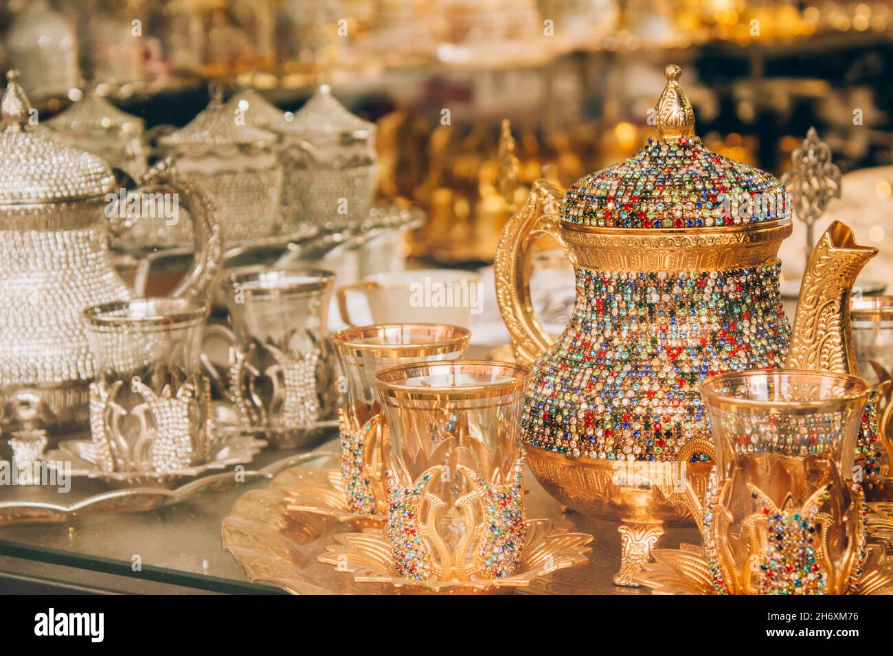 Des thés turcs traditionnels sont servis dans la boutique de souvenirs.Plateau thé avec théière décorée de cristaux multicolores.Souvenir et présent populaires Banque D'Images