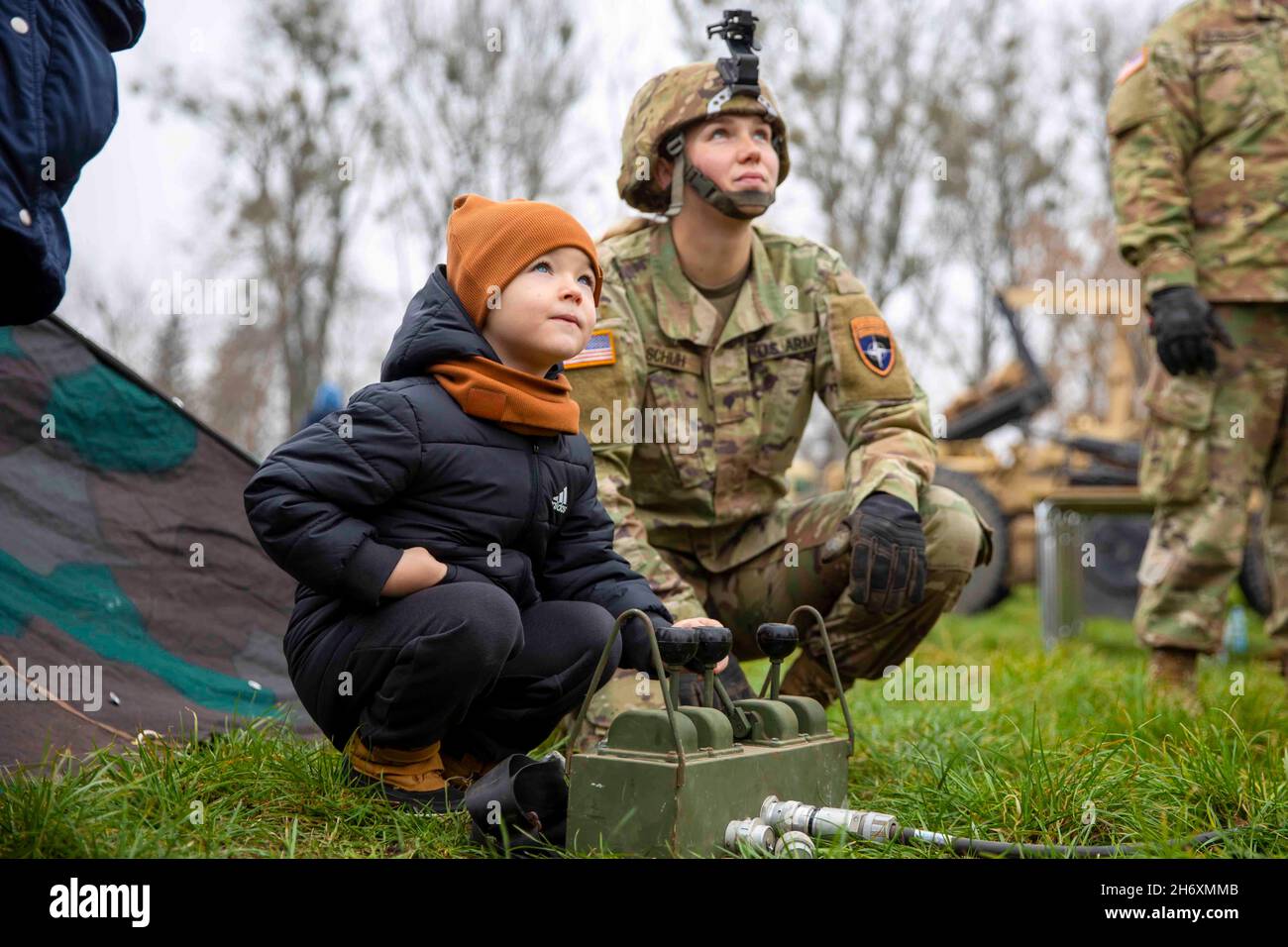 Pisz, Pologne.11 novembre 2021.Garde nationale de l'armée américaine SPC.Jenna Schuh, 3e Bataillon, 161e Régiment d'infanterie, instruit un enfant polonais sur la façon d'utiliser une grue à Pisz, Pologne, 11 novembre 2021.Les soldats roumains, croates, britanniques et américains du Groupe de combat polonais se sont joints à nos voisins à Pisz, en Pologne, pour célébrer le jour de l'indépendance de la Pologne.À Pisz, nous avons honoré le jour de l'indépendance polonaise par un match de football, un affichage statique et une cérémonie de pose de couronne.Crédit: Armée américaine/ZUMA Press Wire Service/ZUMAPRESS.com/Alamy Live News Banque D'Images