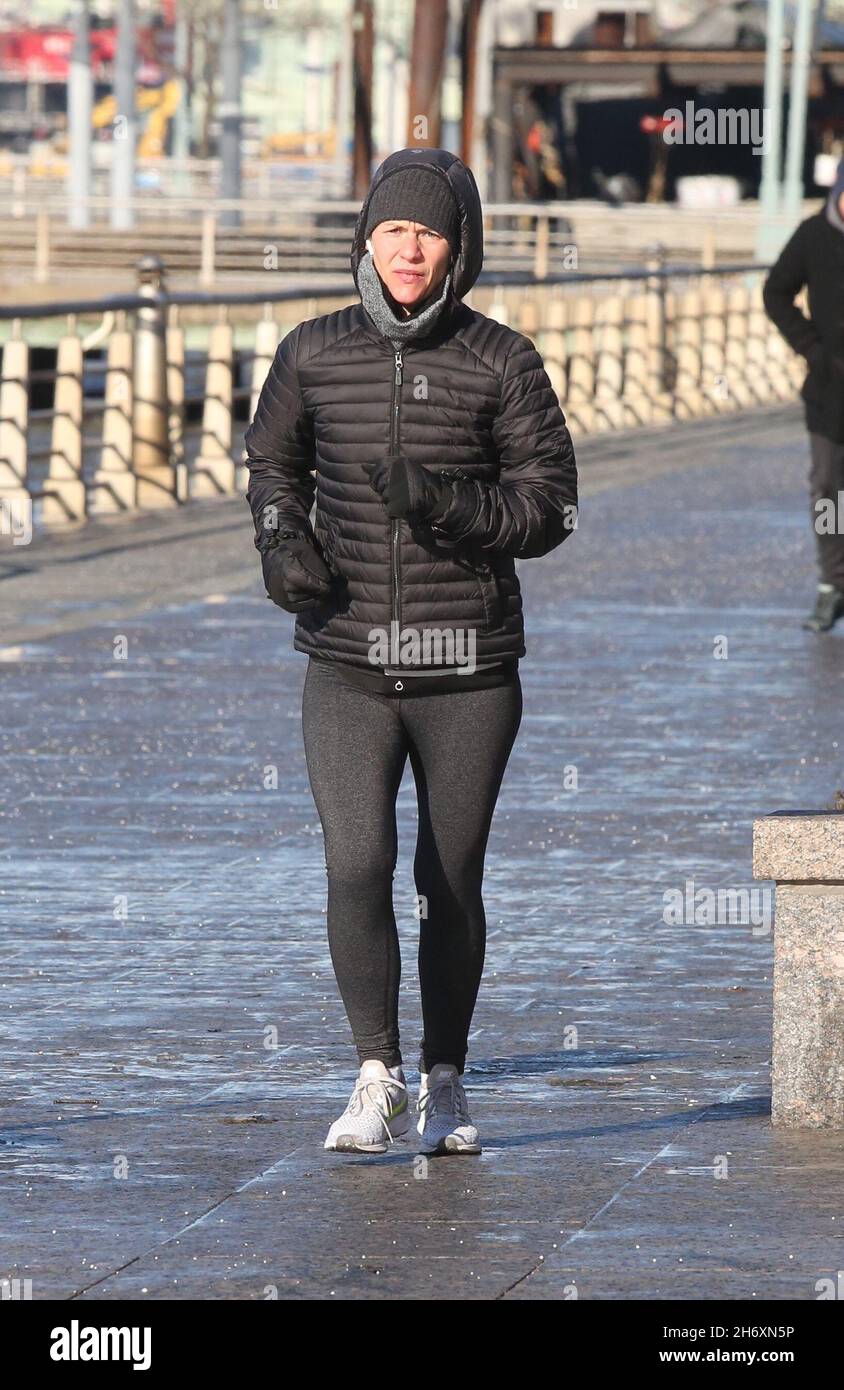 New York - NY - 12/19/2019- Claire Danes (portant une veste Homeland) pour  une course sur une journée de frigid20 degrés dans le West Village - EN  PHOTO : Claire Danes Photo Stock - Alamy